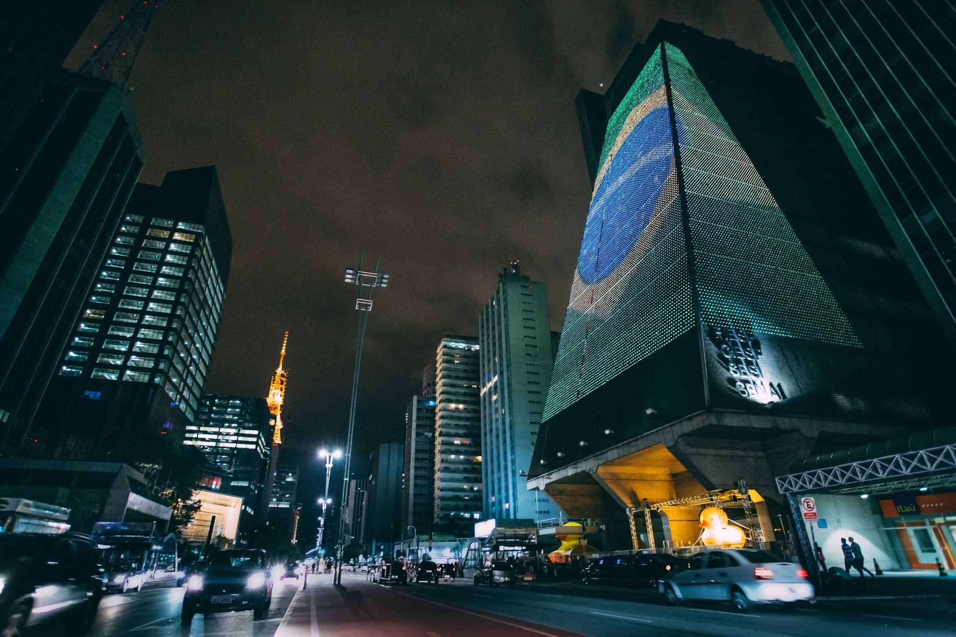 Avenida Paulista iluminada de noche en São Paulo, Brasil